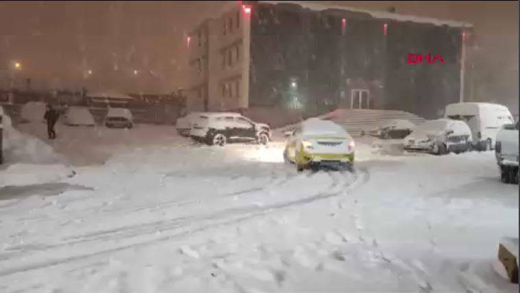 Karlıova’da 25 köy yolu kapandı. Tek katlı evler kara gömüldü - Resim: 1